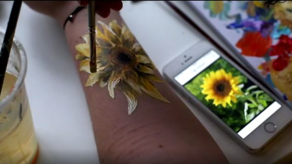 Melukis Tubuh Hindarkan Gadis Ini dari Keinginan Melukai Diri