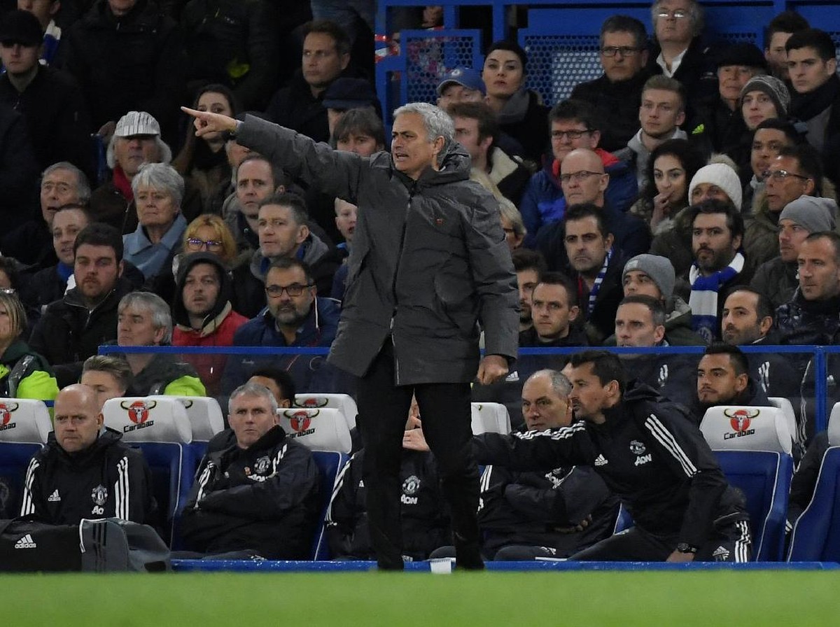 Jose Mourinho gagal bersalaman dengan Antonio Conte usai pertandingan (REUTERS/Toby Melville)