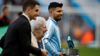 Sebelum duel City vs Arsenal tersebut dimulai di Etihad Stadium, digelar acara penghargaan kecil untuk Sergio Aguero. Aguero sebelumnya mencatatkan diri sebagai top skorer sepanjang masa di City menggusur Eric Brook, lewat golnya ke gawang Napoli di Liga Champions. (Foto: Phil Noble/ REUTERS)