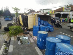 Truk Muatan Minyak Cat Terguling di Magelang