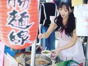 Dilayani Penjual Mie Gerobak yang Imut dan Seksi di Taiwan