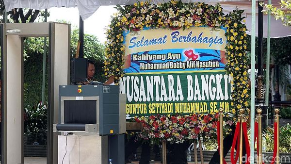 Karangan Bunga untuk Kahiyang-Bobby Diperiksa X-Ray