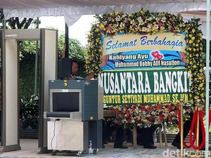 Karangan Bunga untuk Kahiyang-Bobby Diperiksa X-Ray