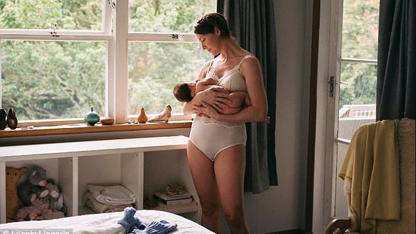 Foto: Keren! Saat Ibu dengan Tubuh Postpartum Jadi Model