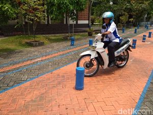 Kehadiran Subandi Bisa Jadi Penyemangat Pemohon SIM di Trenggalek Kehadiran Subandi Bisa Jadi Penyemangat Pemohon SIM di Trenggalek