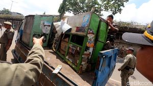 PKL di Tebet Pasrah Digaruk Satpol PP