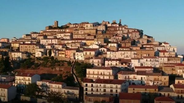 Foto: Penampakan Kota yang Terkutuk di Italia