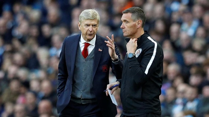 Usai Didakwa FA, Wenger Kini Sebut Wasit Ketinggalan Zaman