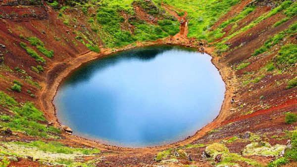 Foto: Danau Ini Dikelilingi Batuan Merah Langka