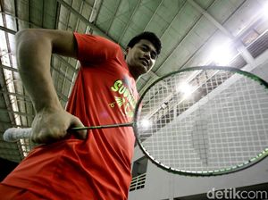 Tontowi Ahmad di Antara Dua Perempuan