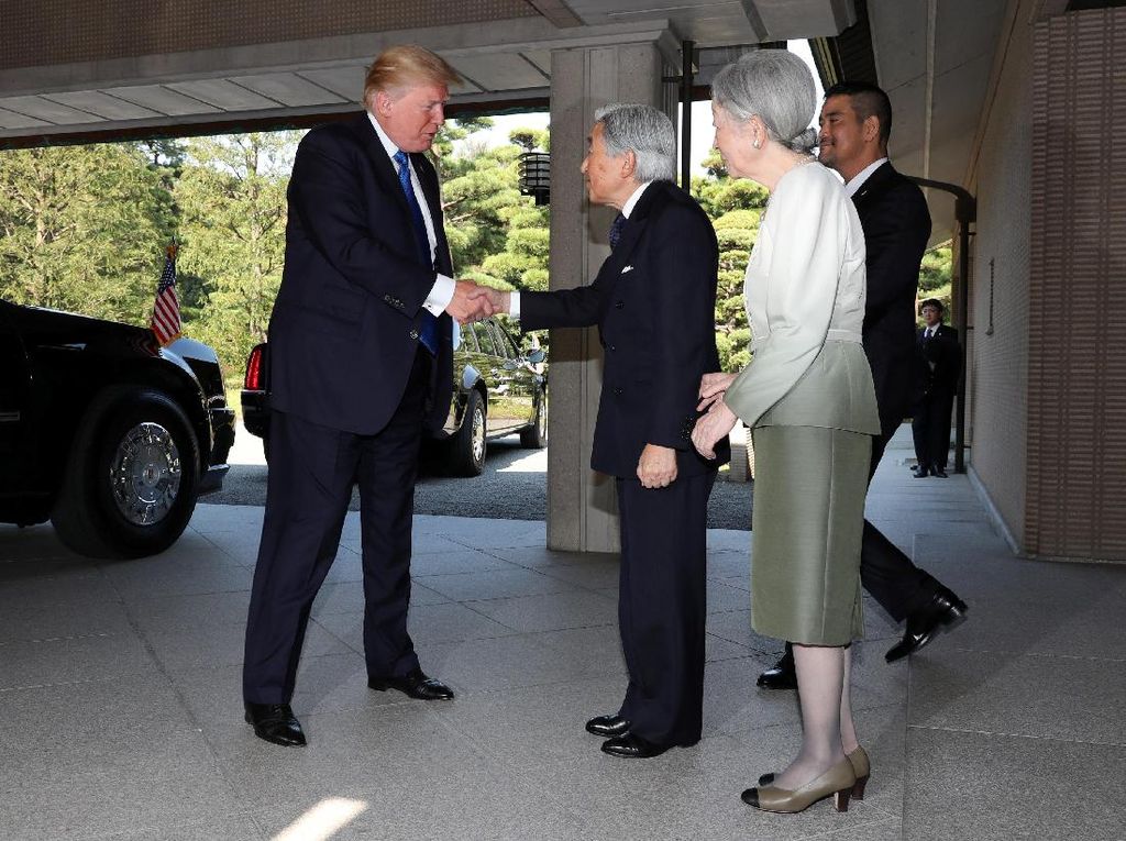 Beda dengan Obama, Trump Menyapa Kaisar Jepang Tanpa Membungkuk Beda dengan Obama, Trump Menyapa Kaisar Jepang Tanpa Membungkuk