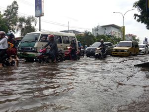 Hujan Deras 2 Jam Rendam Jalan Kota Palembang