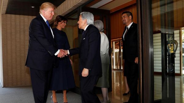Foto: Bertemu Kaisar Jepang, Ini yang Dilakukan Trump