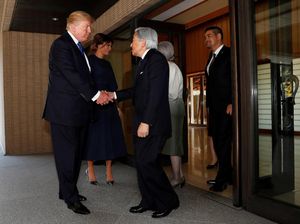 Foto: Bertemu Kaisar Jepang, Ini yang Dilakukan Trump