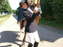 Inspiratif! Wanita Difabel Cantik Ini Sukses Jadi Atlet Berkuda