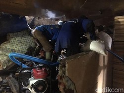 Rumah yang Jebol di RT 03 Luar Batang Ditambal Karung Pasir