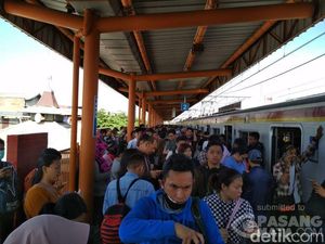 Ada Gangguan Listrik di Stasiun Taman Kota, Penumpang KRL Kepanasan