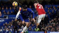 Bermain di Stamford Bridge, Jose Mourinho tidak memerintahkan pemainnya memarkir bus. Ini membuat pertandingan berjalan cukup seru di menit-menit awal. Toby Melville/Reuters.