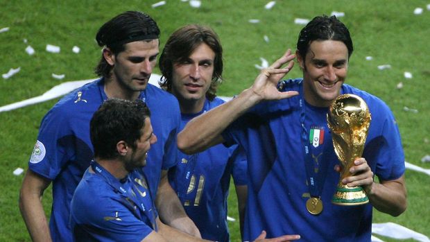 (From L) Italian midfielder Simone Perrotta, Italian forward Vincenzo Iaquinta, Italian midfielder Andrea Pirlo, and Italian forward Luca Toni celebrate with the trophy after the World Cup 2006 final football game France vs Italy, 09 July 2006 in Berlin at the Olympic Stadium. Italy won the 2006 football World Cup by defeating France on penalties. AFP PHOTO DANIEL GARCIA / AFP PHOTO / DANIEL GARCIA