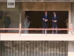Momen Trump dan PM Jepang Kompak Beri Makan Ikan Koi