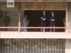 Momen Trump dan PM Jepang Kompak Beri Makan Ikan Koi