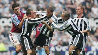 Lee Bowyer juga punya koleksi kartu kuning menedekati seratus, tepatnya 99 kartu kuning dan empat kartu merah. Salah satu kartu merah dia terima akibat bertarung dengan rekan setimnya di Newcastle United, Kieron Dyer. (Laurence Griffiths/Getty Images)