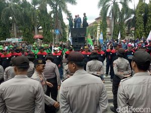 Rapat Upah Kota Cilegon Belum Ada Hasil, Buruh Gelar Demo