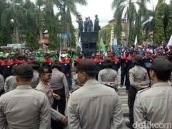 Rapat Upah Kota Cilegon Belum Ada Hasil, Buruh Gelar Demo