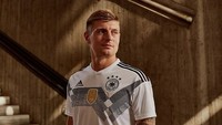 Toni Kroos muncul dalam jersey utama Timnas Jerman. Kalau Anda ingat, desain jersey ini mirip dengan yang dipakai Jerman Barat saat menjuarai Piala Dunia 1990. (adidas)