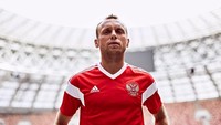 Sebagai tuan rumah, Russia akan tampil spesial di Piala Dunia 2018. Mereka memakai seragam baru yang terinspirasi sukses tahun 1988 saat merebut medali emas Olimpiade (adidas)