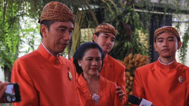 Presiden Joko Widodo (kiri) disaksikan Ibu Negara Iriana Joko Widodo (kedua kiri) dan putranya, Gibran Rakabuming Raka (kanan) dan Kaesang Pangarep (kedua kanan)  memberikan keterangan pers seusai prosesi tuwuhan dan memasang 