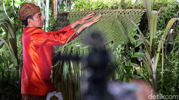Foto: Jokowi Pasang Bleketepe untuk Pernikahan Kahiyang