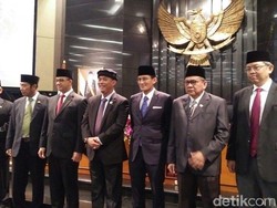 Kelakar Sandi soal Jas yang Dipakainya di Paripurna DPRD