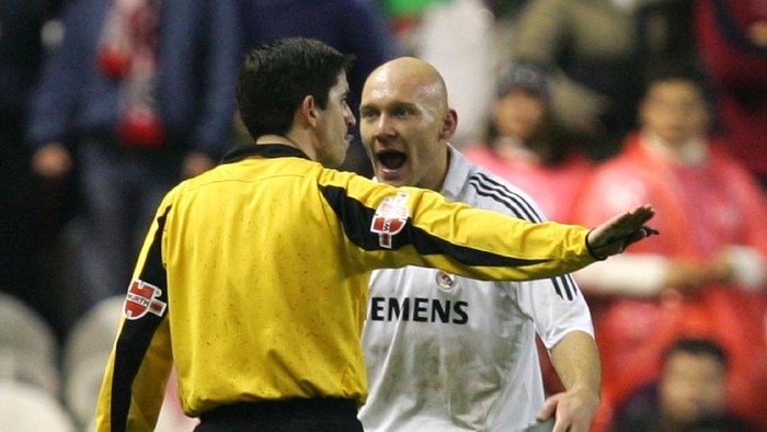 Thomas Gravesen (R) of Real Madrid argues with referee Alberto Undiano of Athletic Bilbao during the King's Cup 2nd round, 1st leg match between Athletic Bilbao and Real Madrid at San Mames stadium on January 3, 2006 in Bilbao, Spain. Real won the match 1-0. (Photo by Denis Doyle/Getty Images)