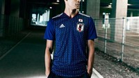Berjuluk Samurai Biru, timnas Jepang akan tampil spesial dengan jersey biru yang diproduksi Adidas ini. Corak putih yang memenuhi seragam Shinji Kagawa dkk terinspirasi dari teknik menjahit khas Sashiko. (adidas)