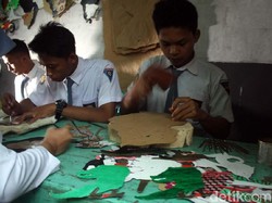 Pelajar Banjarnegara Buat Wayang dari Barang Bekas