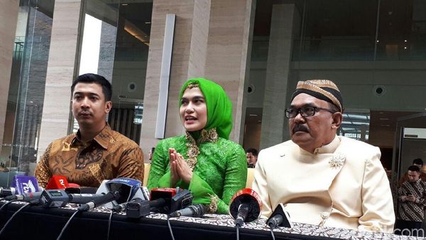 Senyum Manis Calon Kakak Ipar Kahiyang Dalam Jumpa Pers Siraman