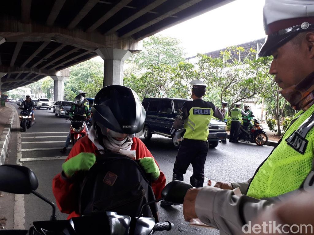 Viral Polantas di Aceh Utara Samperin Mobil ke Hotel