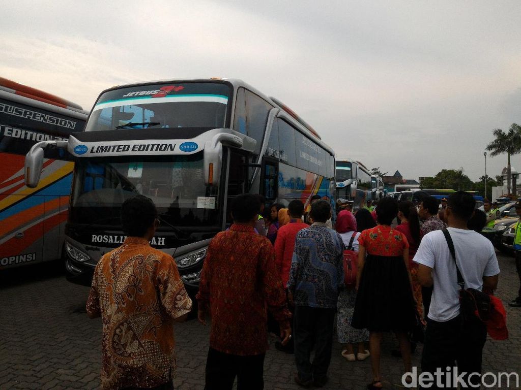 Ribuan Relawan Bergerak ke Rumah Jokowi Jelang Prosesi Midodareni Ribuan Relawan Bergerak ke Rumah Jokowi Jelang Prosesi Midodareni