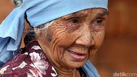 Jokowi Mantu, Mbah Paijem Tetap Bekerja Ngetrik Batu