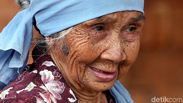 Jokowi Mantu, Mbah Paijem Tetap Bekerja Ngetrik Batu