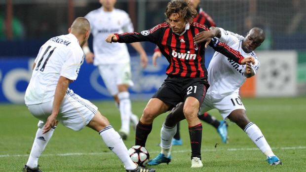 AC Milan's midfielder Andrea Pirlo (C) fights for the ball with Real Madrid's French midfielder Lassana Diarra (R) and French forward Karim Benzema during their UEFA Champions League group stage football match on November 3, 2009 at San Siro stadium in Milan. AFP PHOTO / Giuseppe Cacace / AFP PHOTO / GIUSEPPE CACACE