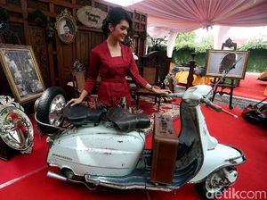 Dua Vespa Antik Hiasi Gedung Pernikahan Kahiyang Ayu-Bobby