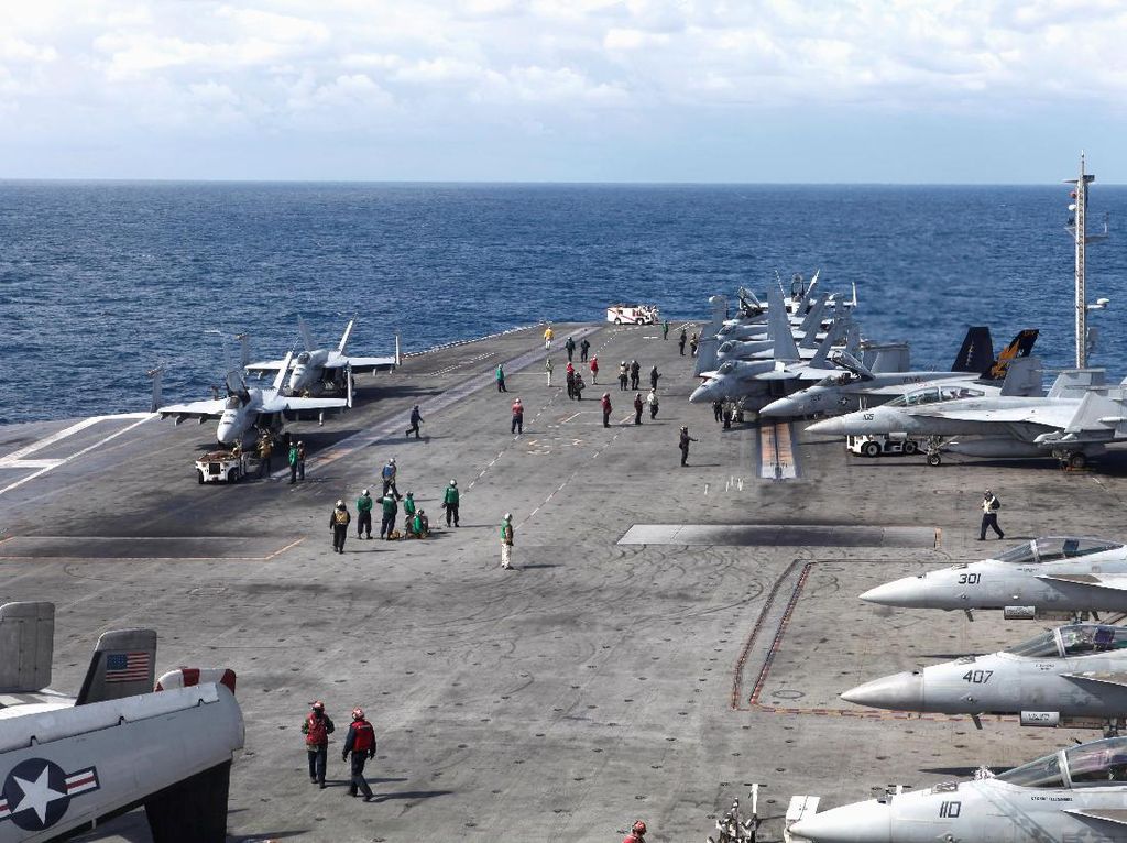 Pesawat Angkatan Laut AS Jatuh di Laut Filipina, 8 Orang Selamat