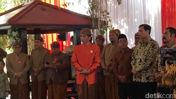 Foto: Keluarga Jokowi Kompak Berbusana Oranye di Siraman Kahiyang
