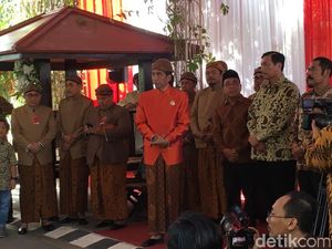 Foto: Keluarga Jokowi Kompak Berbusana Oranye di Siraman Kahiyang