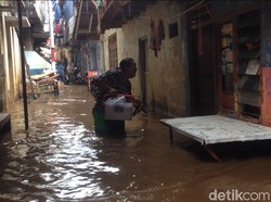 Direndam Banjir, Warga Kebon Pala Jaktim Kesulitan Beraktivitas