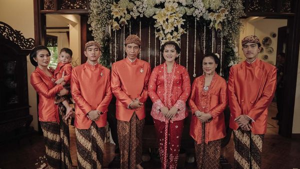 Potret Keluarga Jokowi di Siraman Kahiyang