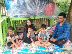 Kisah Keluarga Imigran Afganistan Terpaksa Tinggal di Tenda Mi Ayam