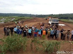 Puluhan Warga Hentikan Pembangunan Tol Ruas Salatiga-Boyolali